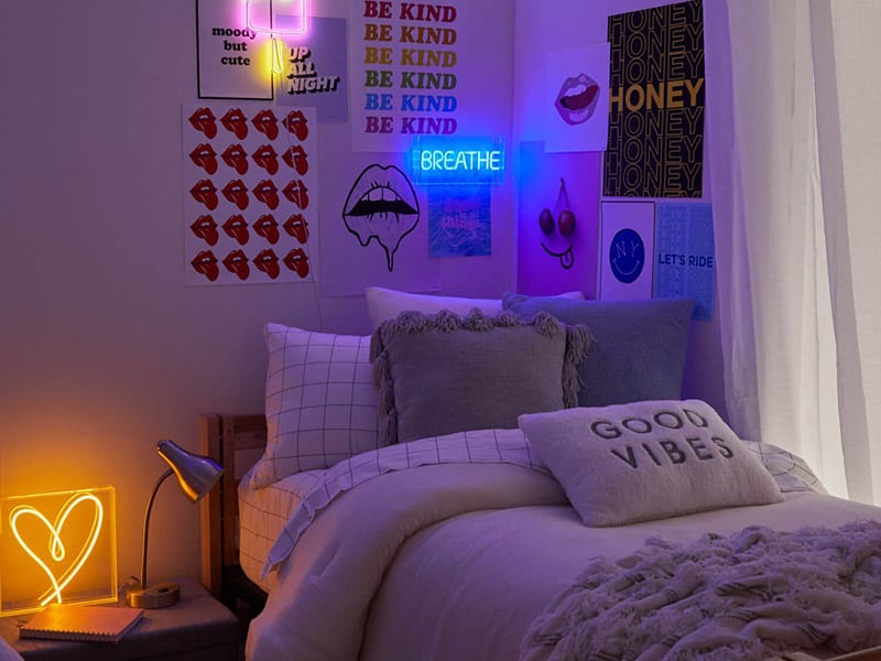 33 Neon Lights