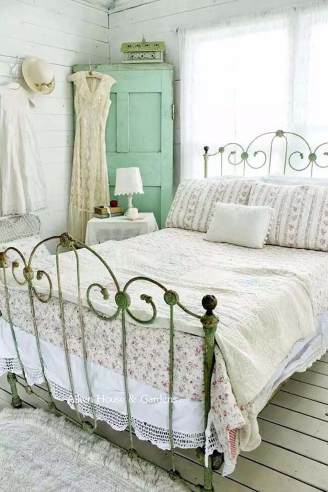 Elegant Vintage Brass Bed