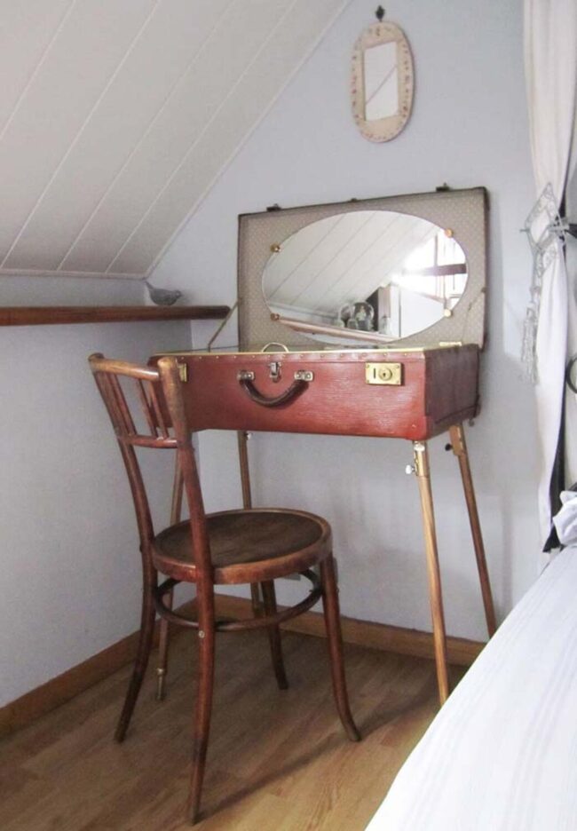 Trendy Vintage Vanity