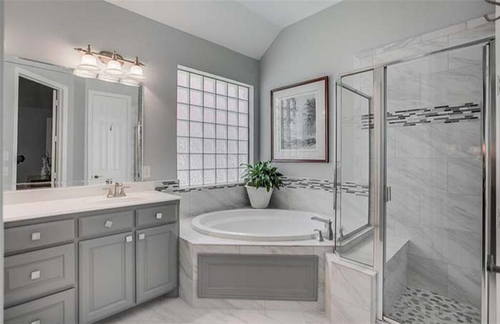 22 Stunning Grey and White Bathroom Ideas to Inspire You