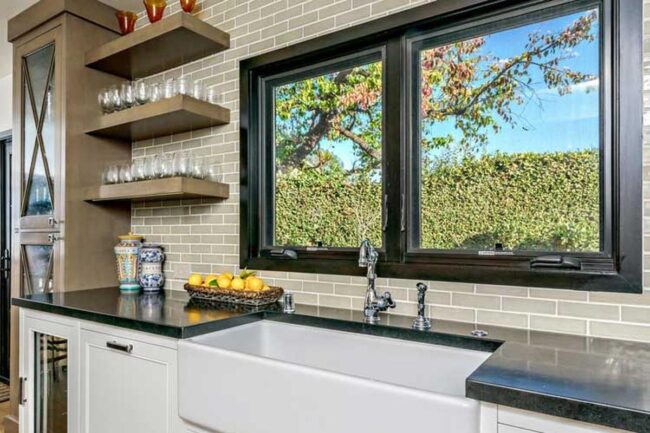 Clever California-Style Kitchen Adaptation