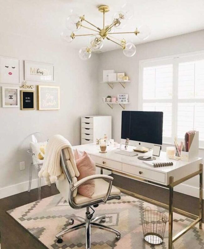 Luxurious Table Decor in Beautiful Spare Bedroom