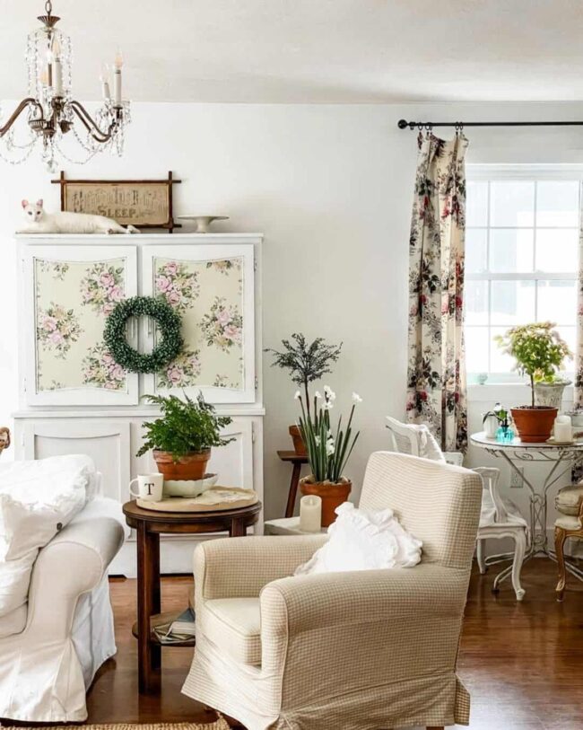 Cottage-inspired Floral Decor