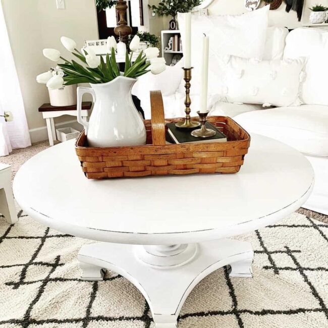 Cottage-Inspired Decor for White Lounge