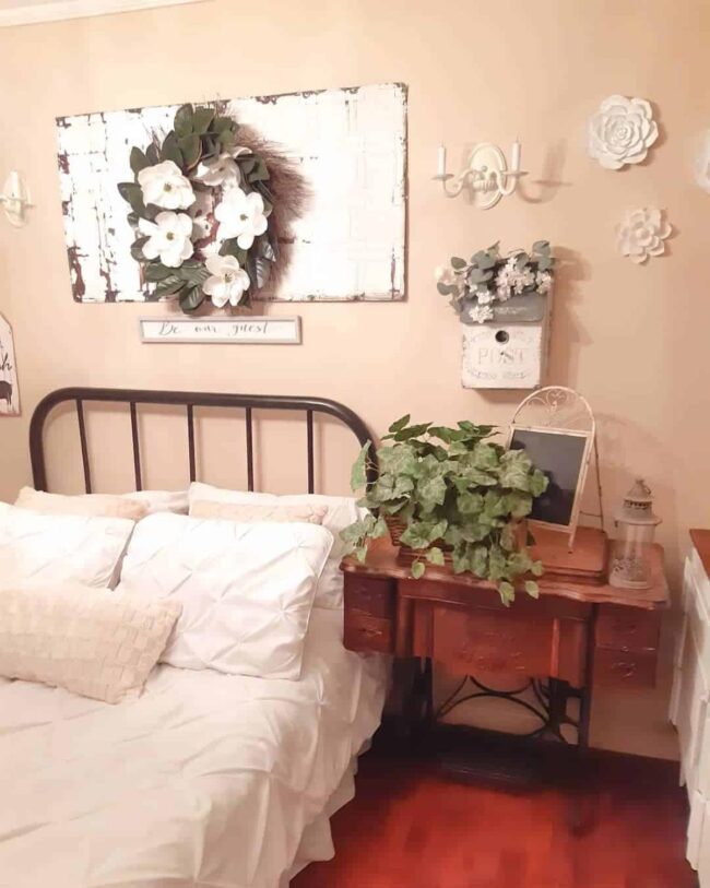 Vintage Wall Flower Decor Ideas for a Cozy Cottage Bedroom