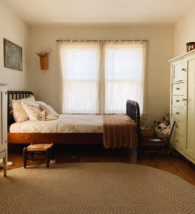 Minimalist Decor for a Neutral Vintage Bedroom