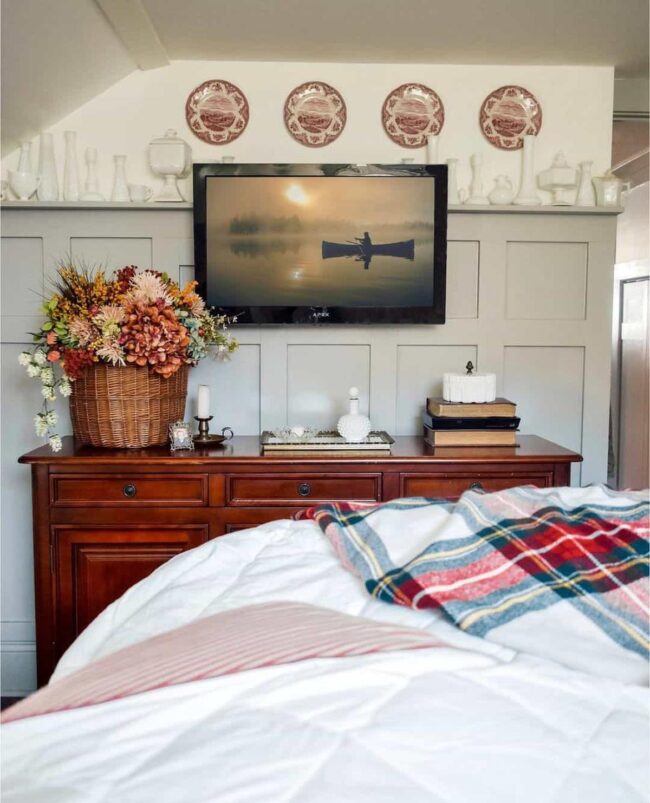 Vintage Decor For Wainscoting Bedroom