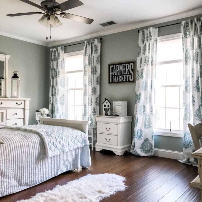Neutral Wall Decor Ideas for a Vintage Mint Bedroom