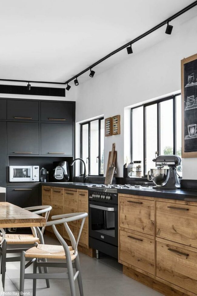 Black-Wood Kitchen