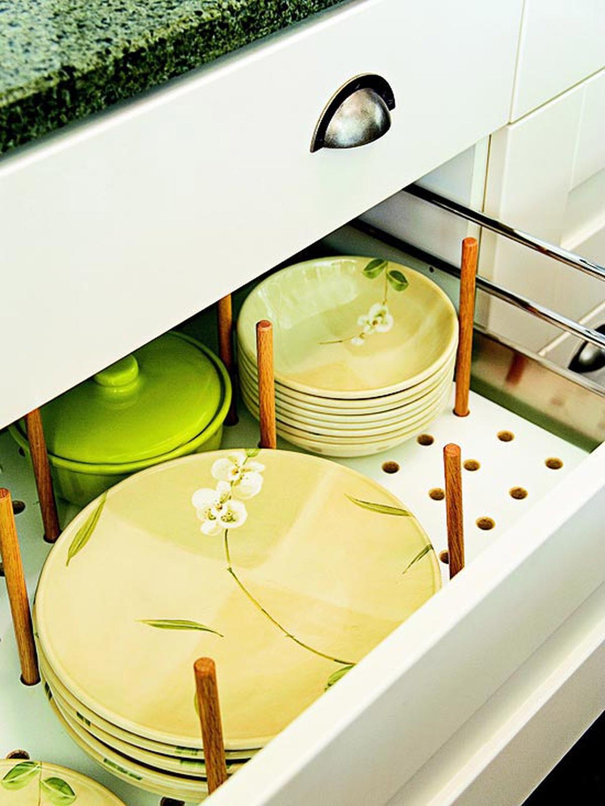 15 Clever Plate Storage Ideas for Tidy Kitchen Spaces
