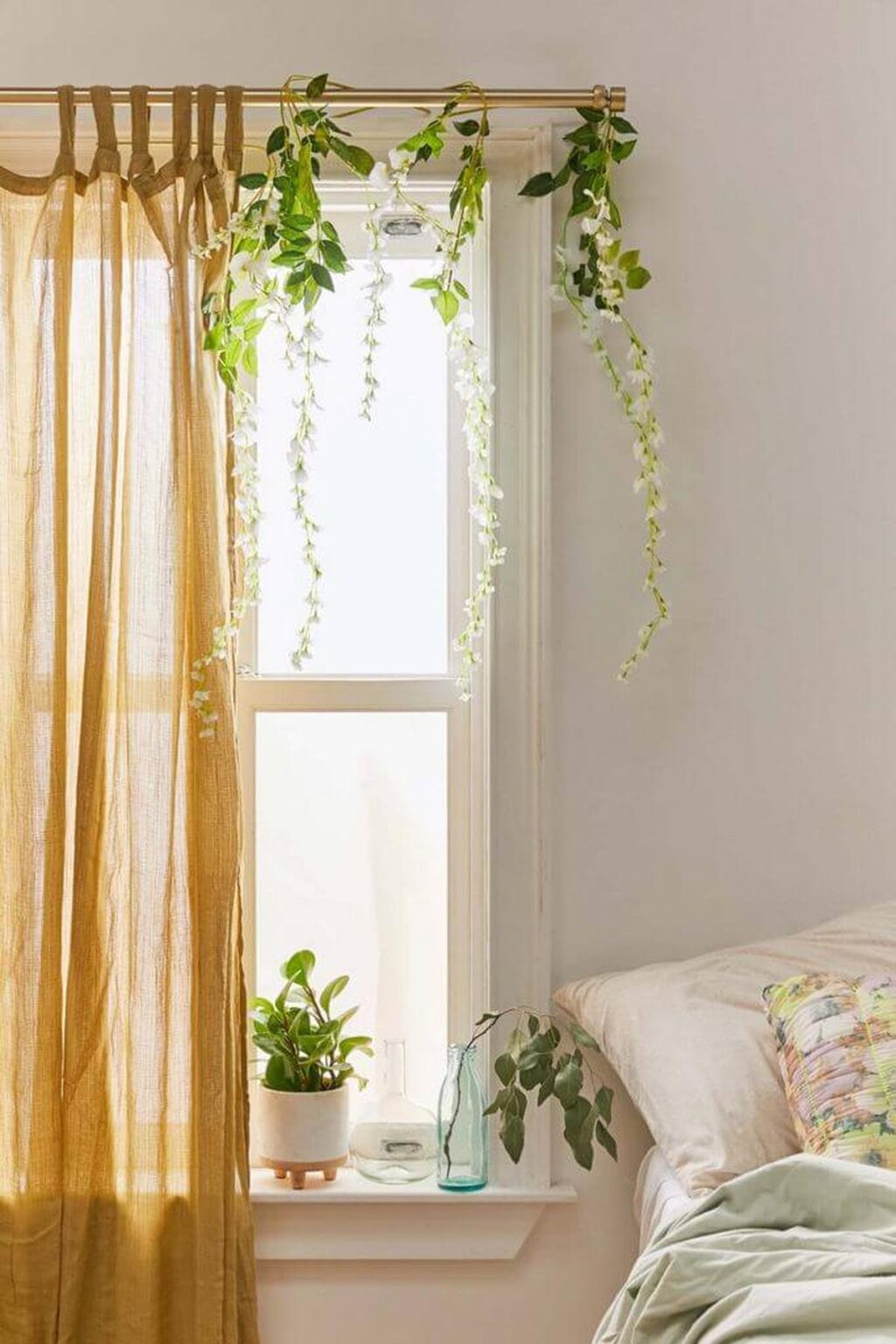 33 Stunning Flower Garland Ideas for Bedroom