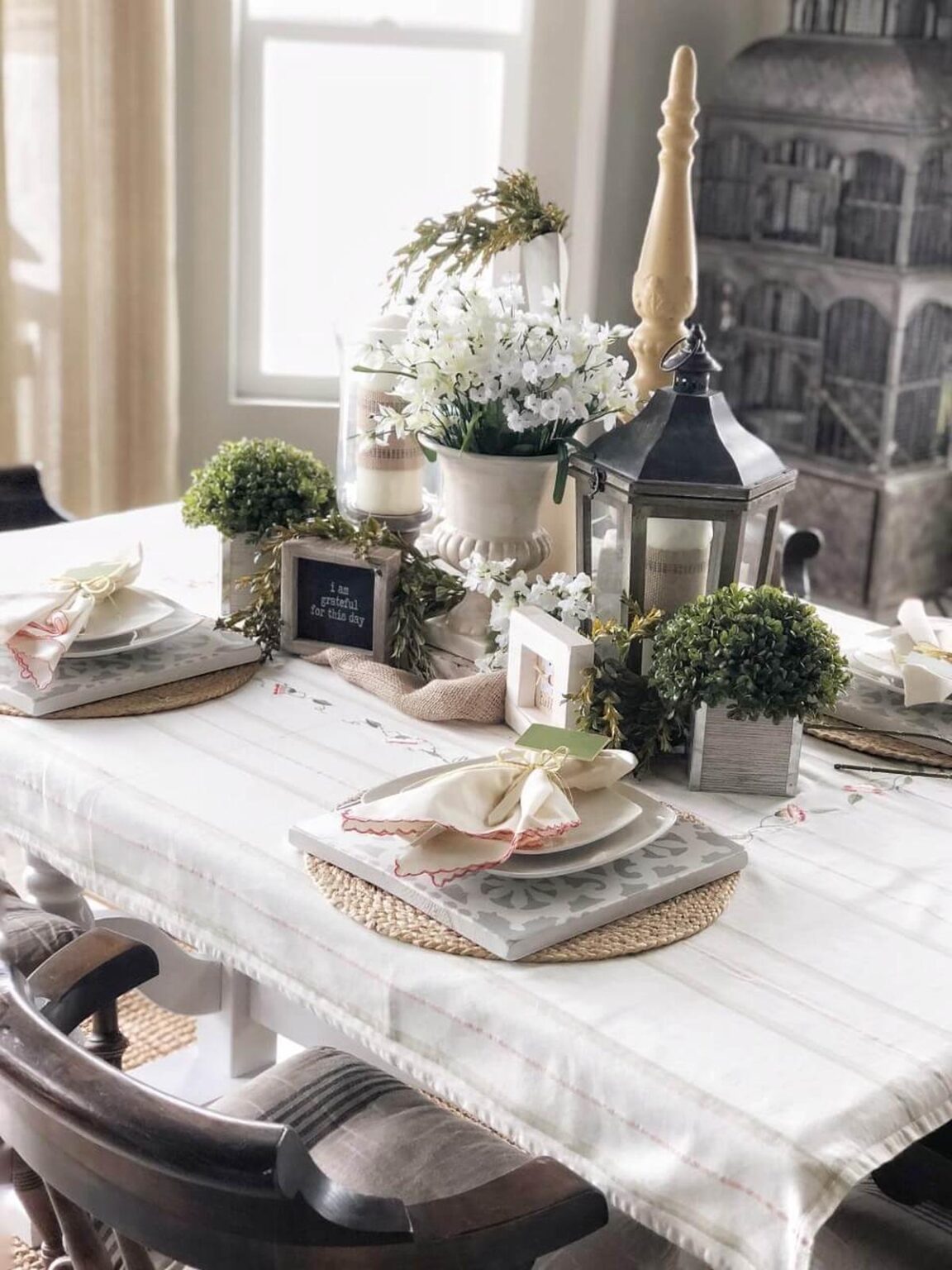 30 Stunning Dining Table Centerpieces to Light Up Your Dining Room