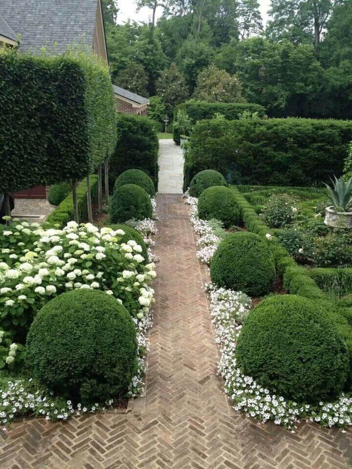 25 Inspiring Garden Paths and Walkway Ideas